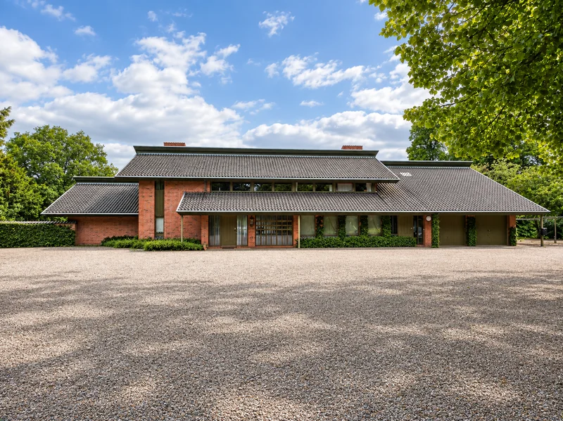 S&aelig;bygaard Estate set fra ankomstsiden med huset og parkeringsomr&aring;det